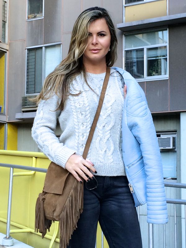 fringe bag street style, bohemian look in new york, casaco de tricot com jaqueta de couro no inverno , look pastel para inverno, pastel spring outfit with leather jacket